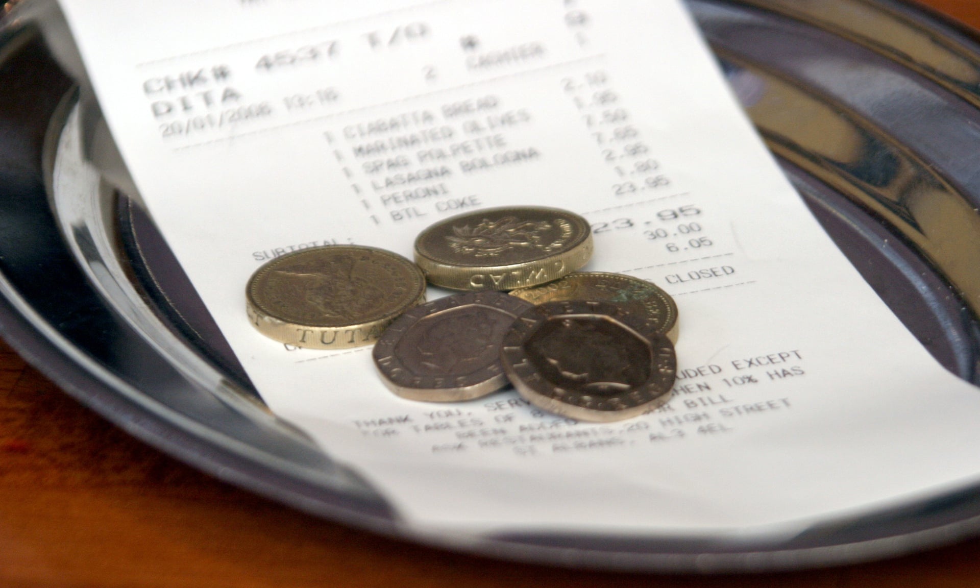 Khách Tây ăn xong bỏ chạy ảnh 1 Khach Tay an xong bo chay anh 1