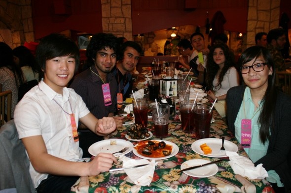 Quyt tien an o Tay: Khach bi bat giu, nhan vien nha hang phai den tien hinh anh