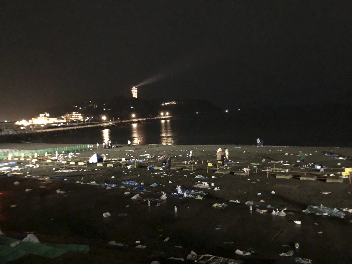 Bai bien Nhat Ban ngap trong tan rac sau le hoi phao hoa hinh anh