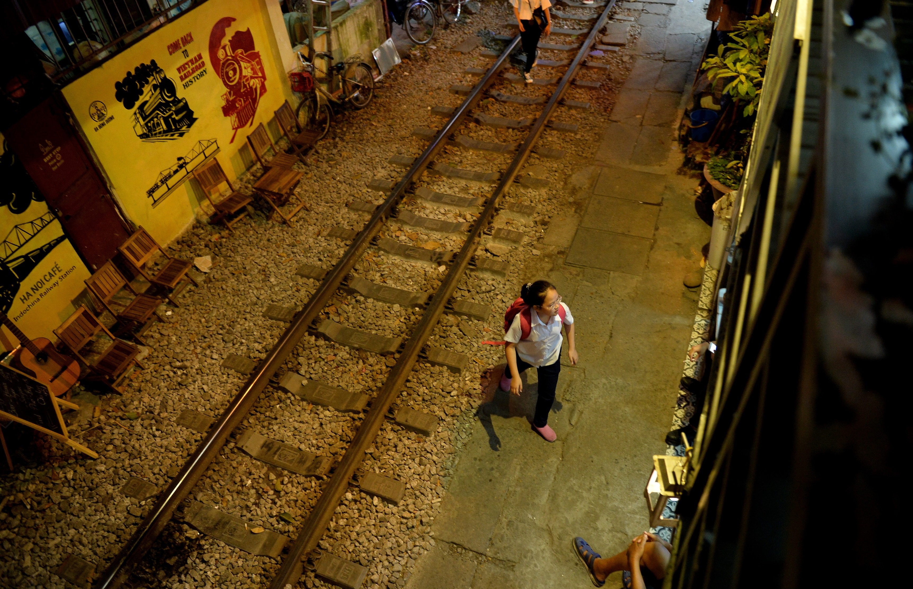 ca phe tren pho duong tau anh 5