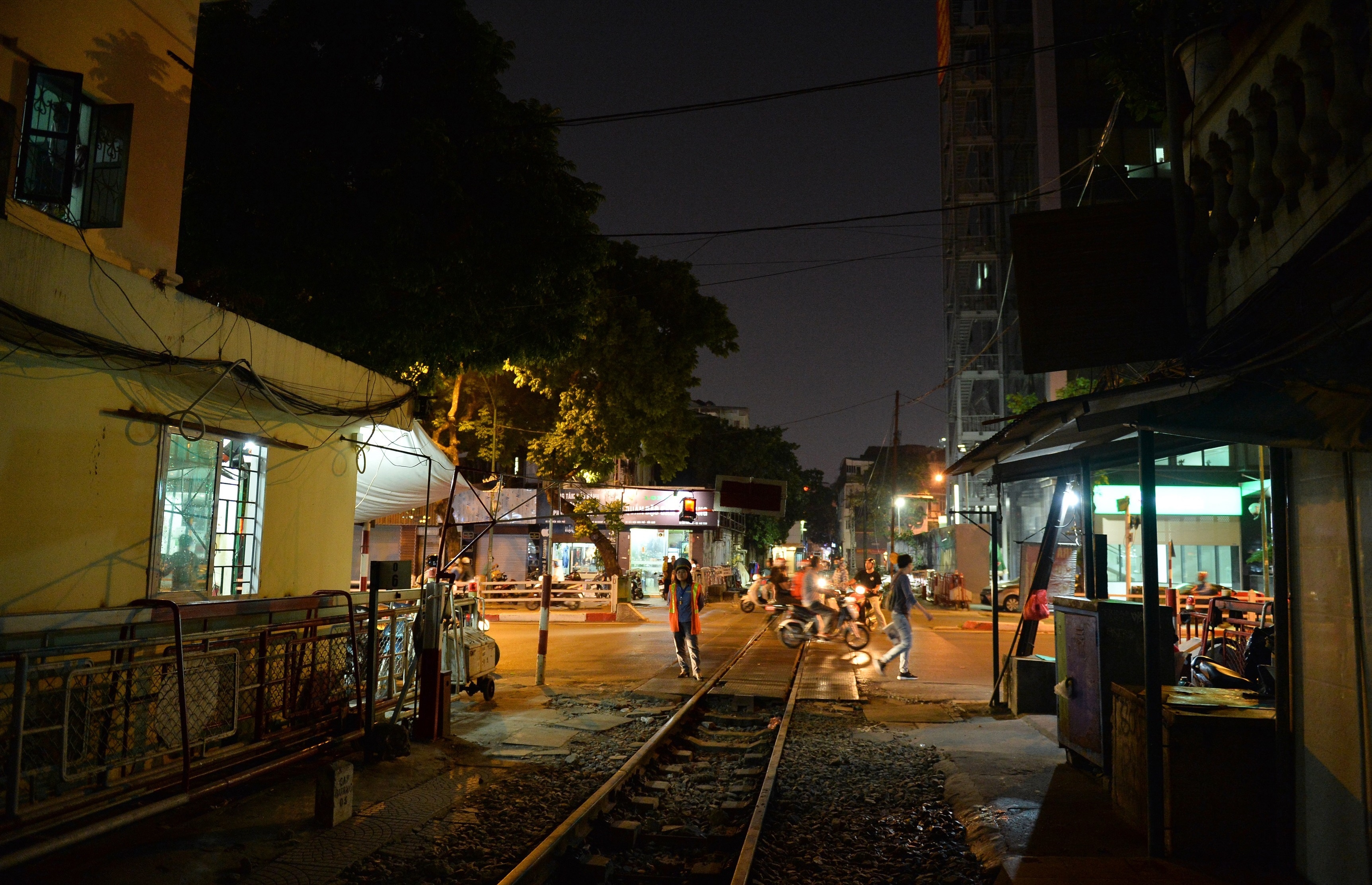 ca phe tren pho duong tau anh 6