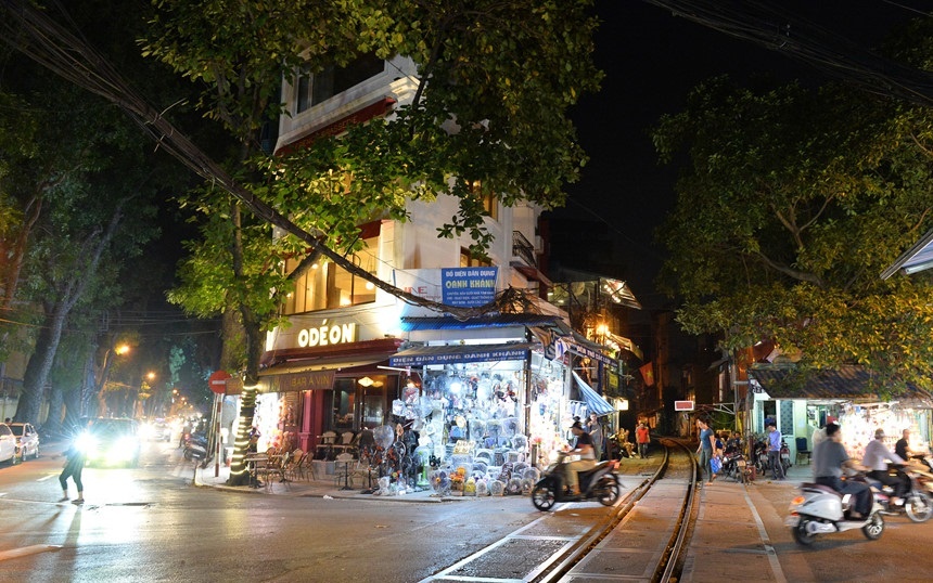 ca phe tren pho duong tau anh 7