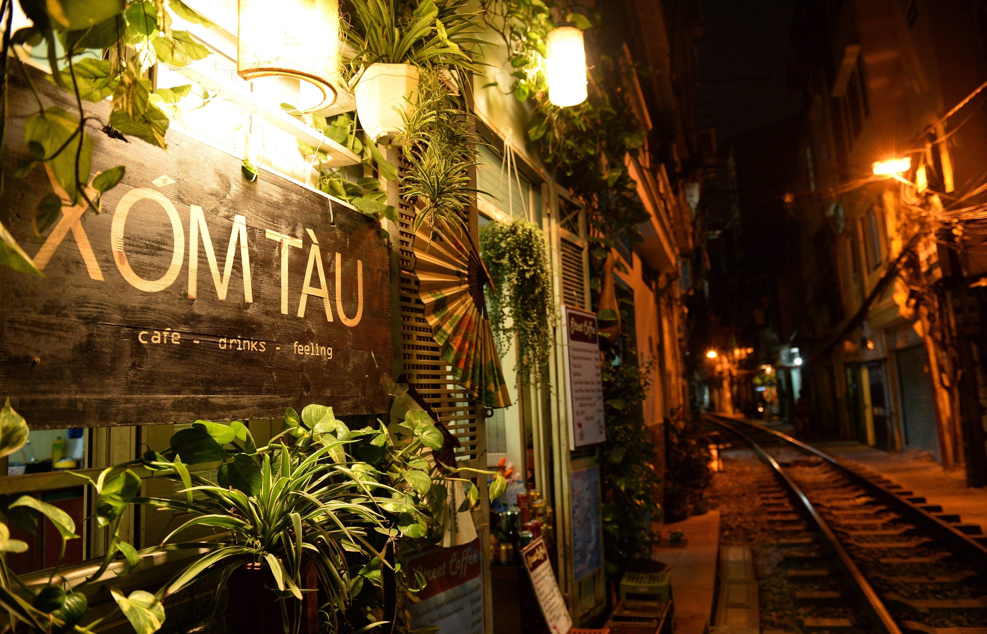 ca phe tren pho duong tau anh 10