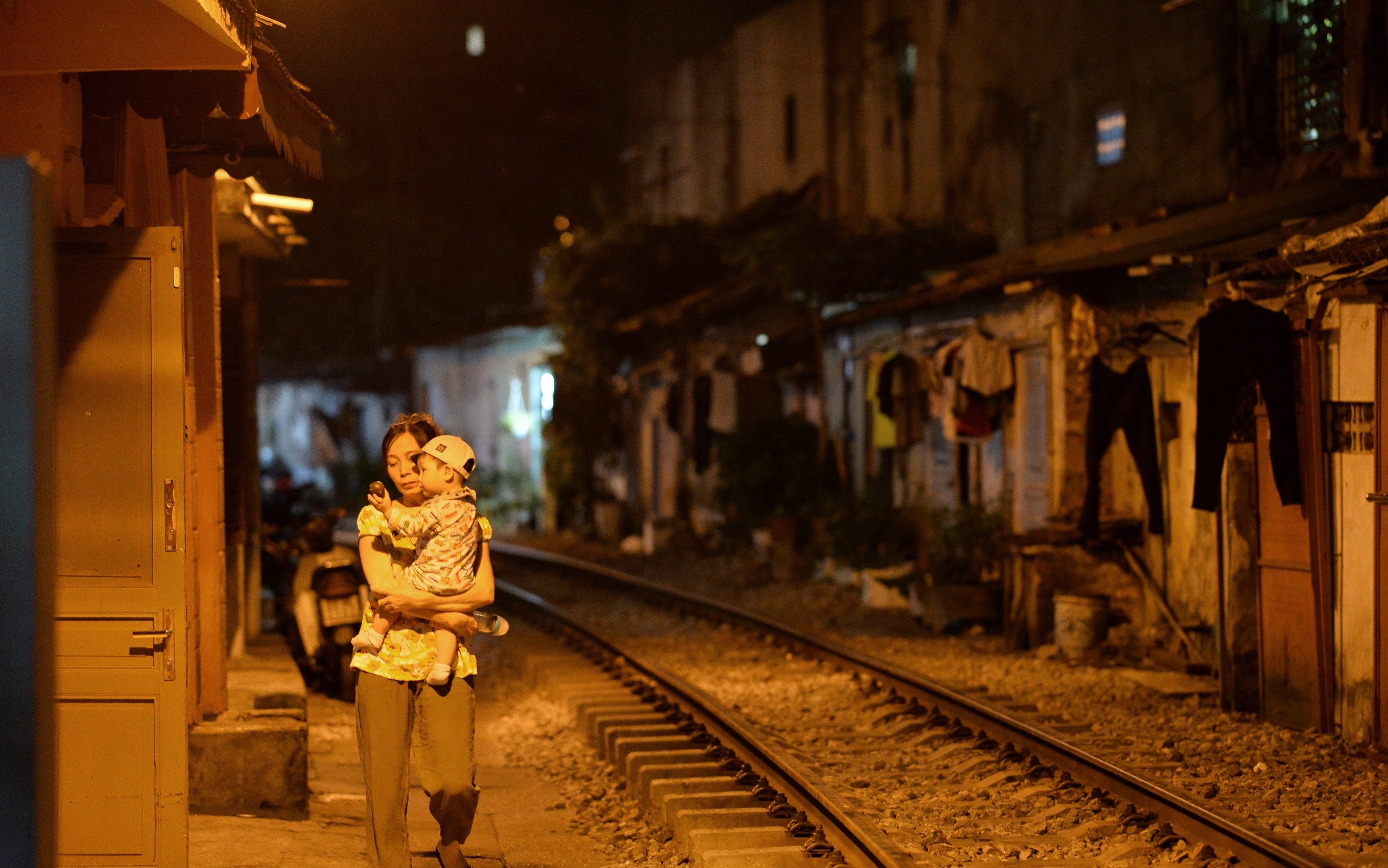 ca phe tren pho duong tau anh 12