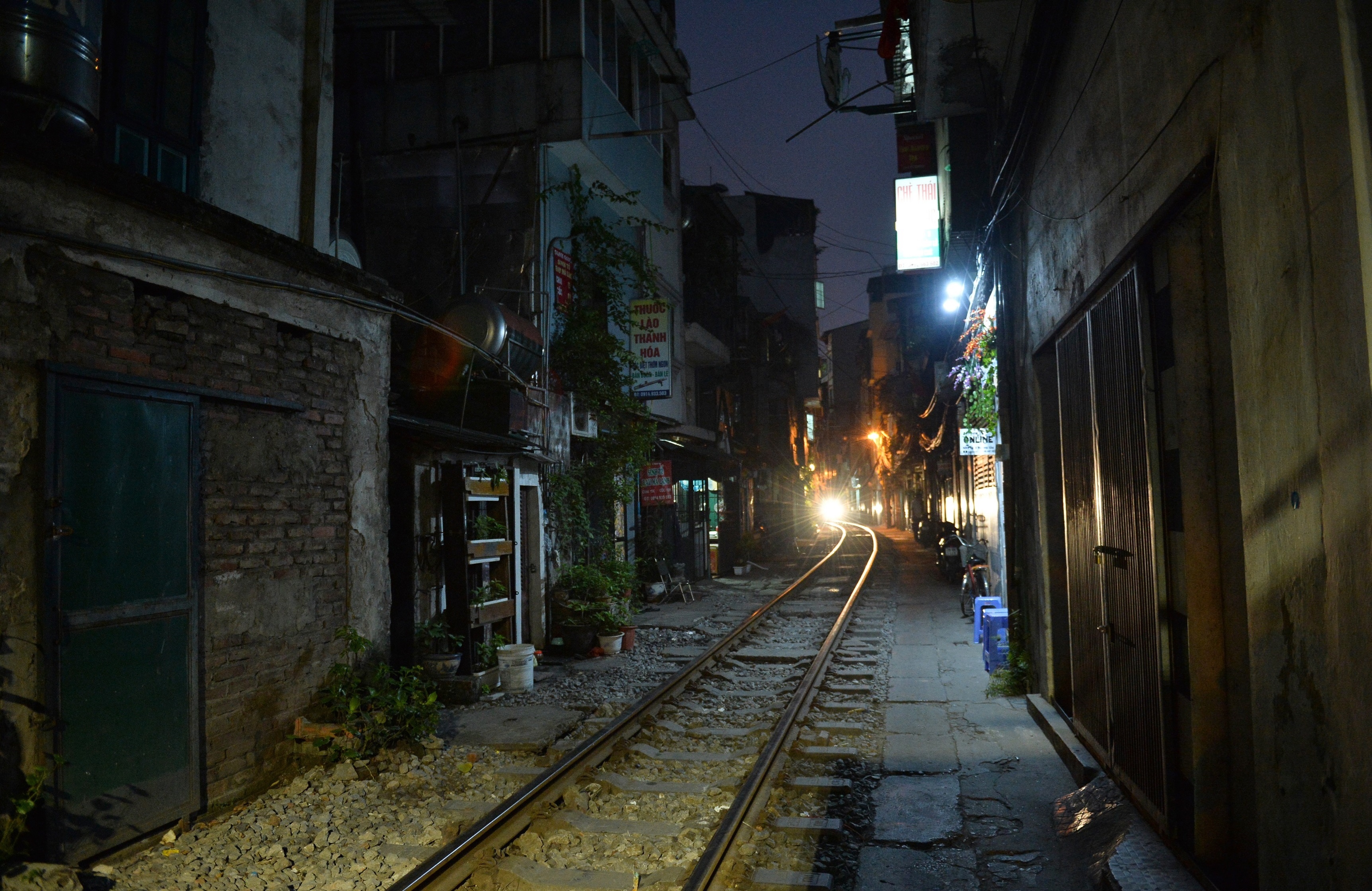 ca phe tren pho duong tau anh 16