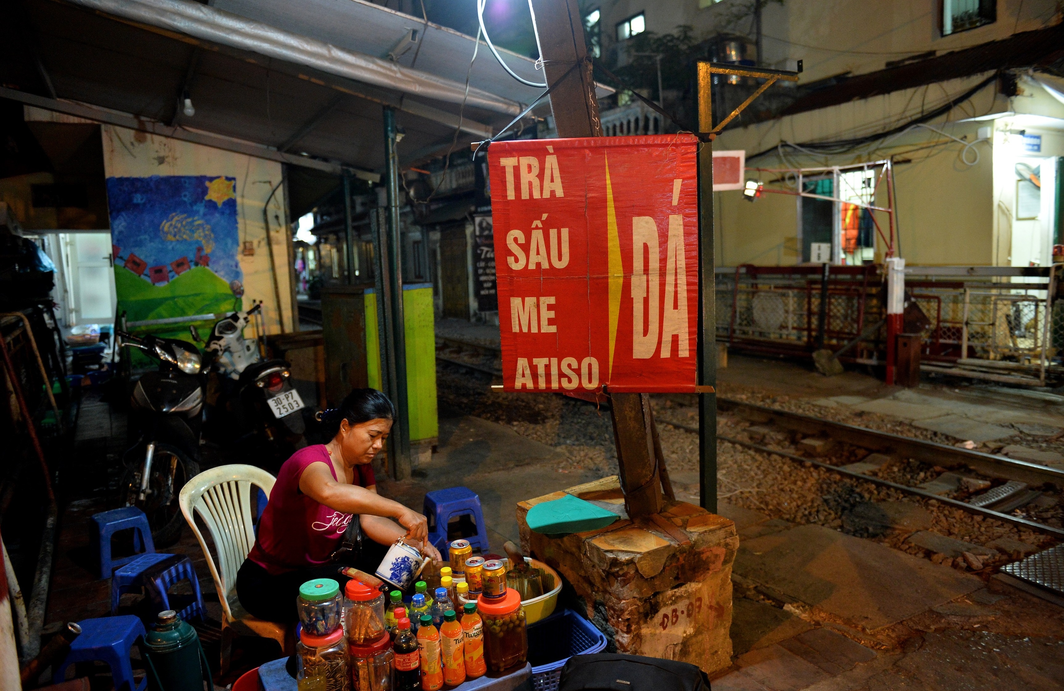 ca phe tren pho duong tau anh 27