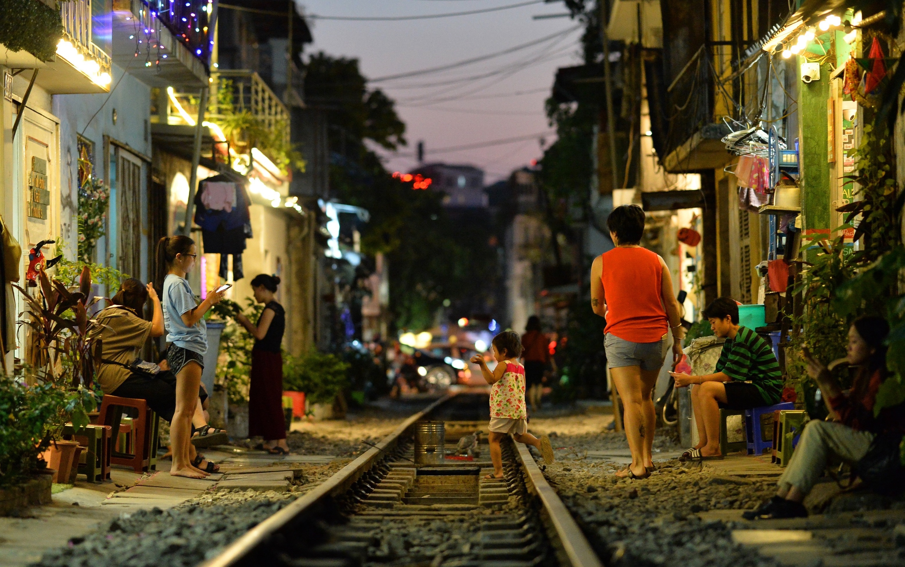 ca phe tren pho duong tau anh 18