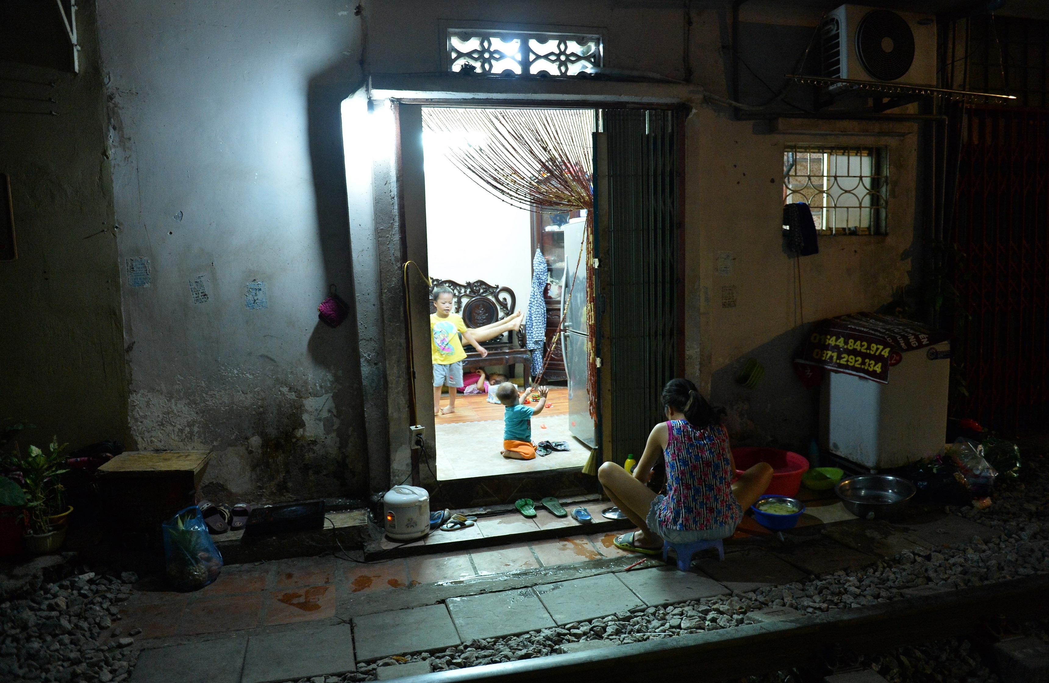 ca phe tren pho duong tau anh 19