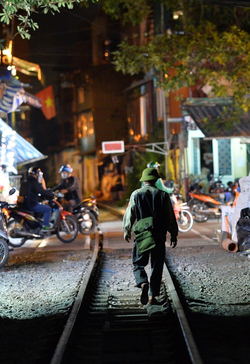 ca phe tren pho duong tau anh 20