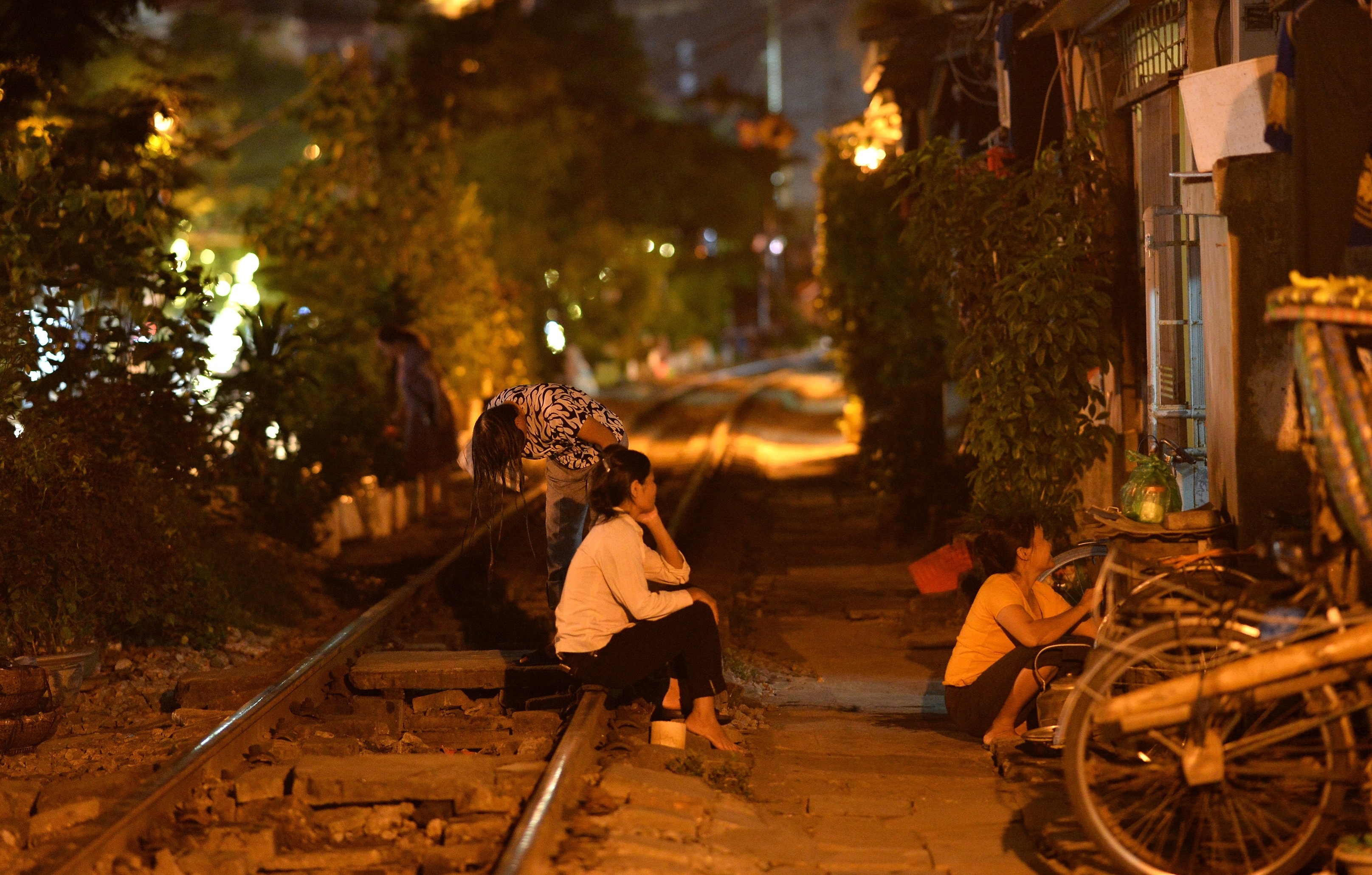 ca phe tren pho duong tau anh 23