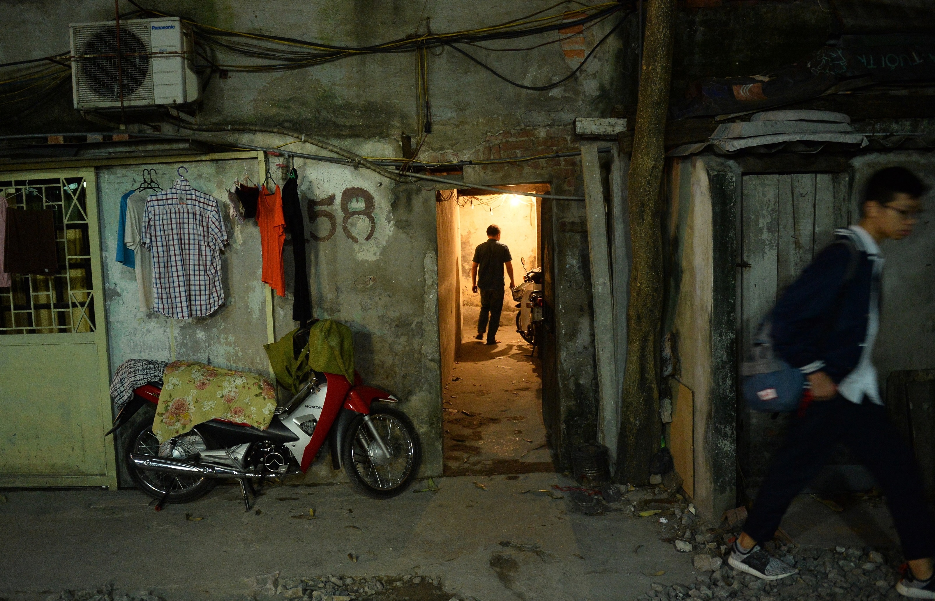 ca phe tren pho duong tau anh 24