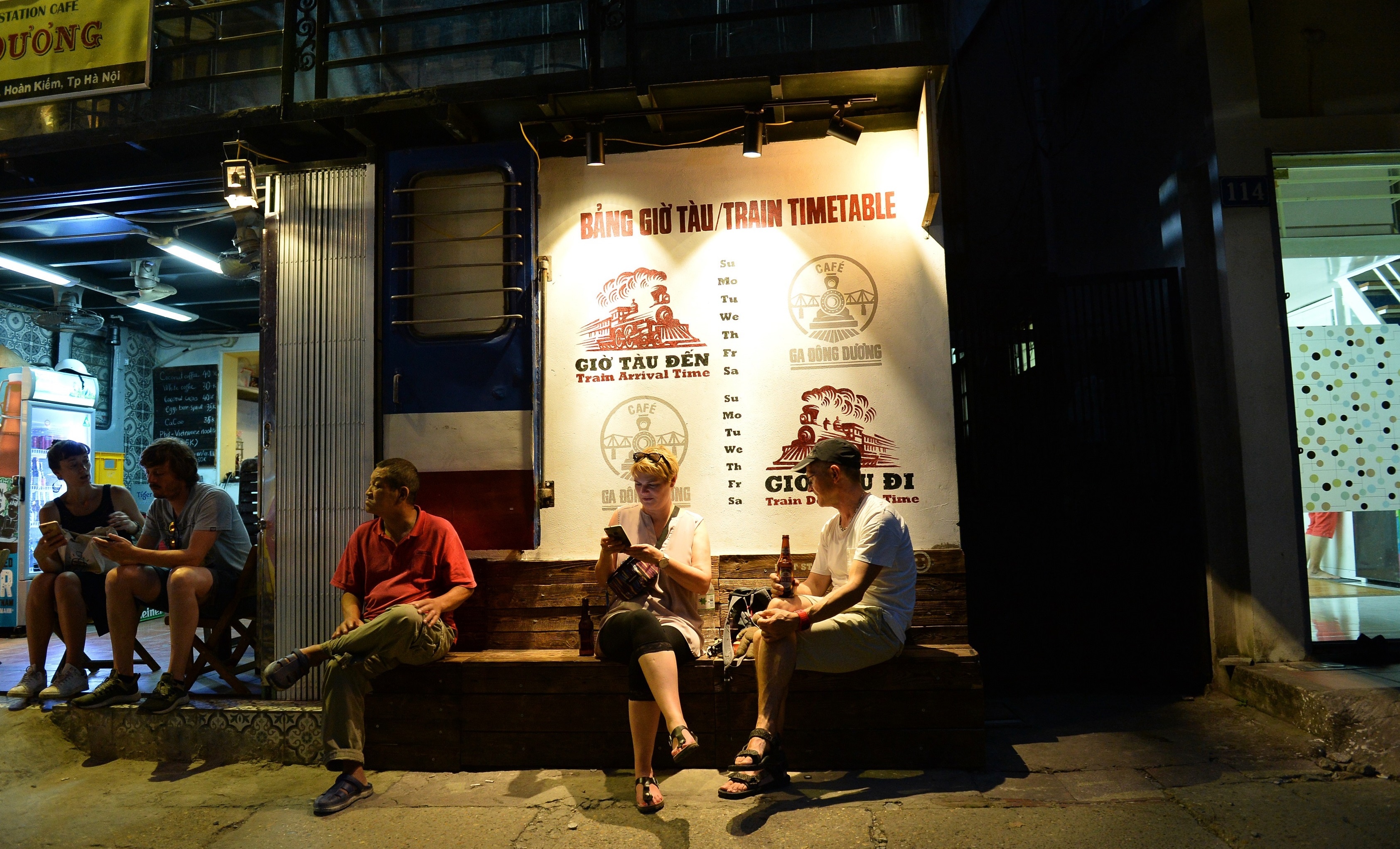 ca phe tren pho duong tau anh 28