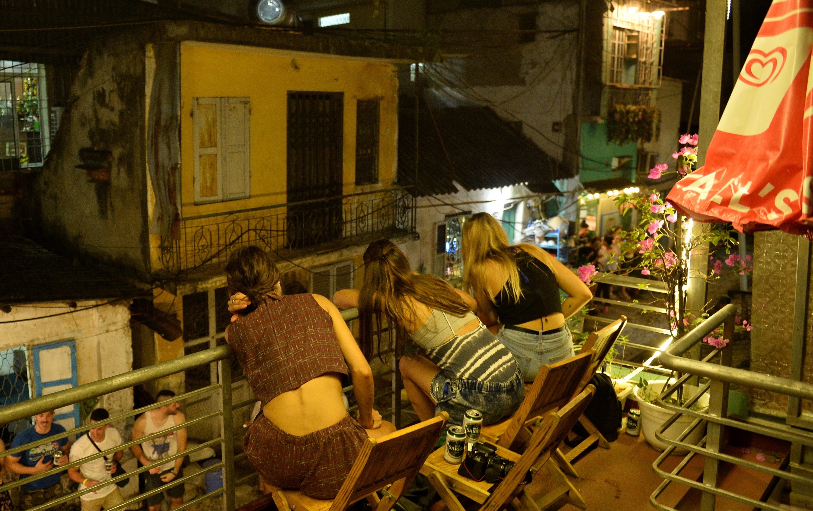 ca phe tren pho duong tau anh 29