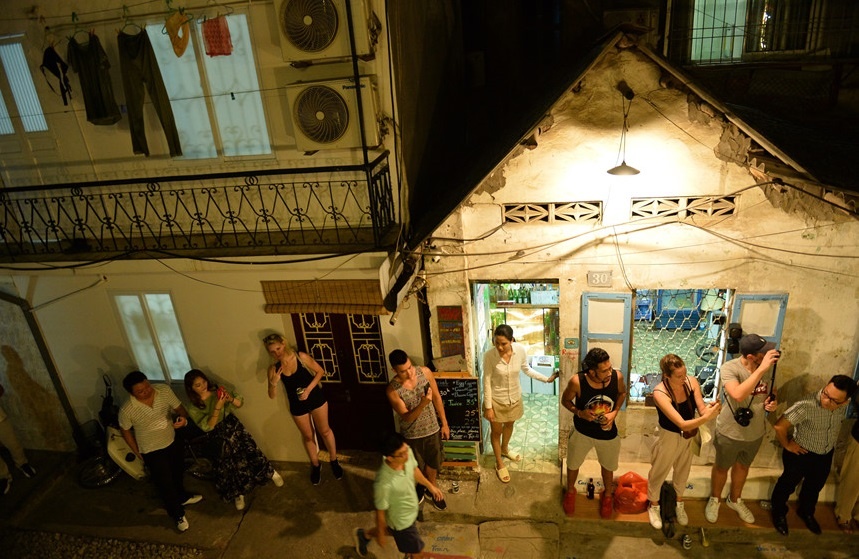 ca phe tren pho duong tau anh 30