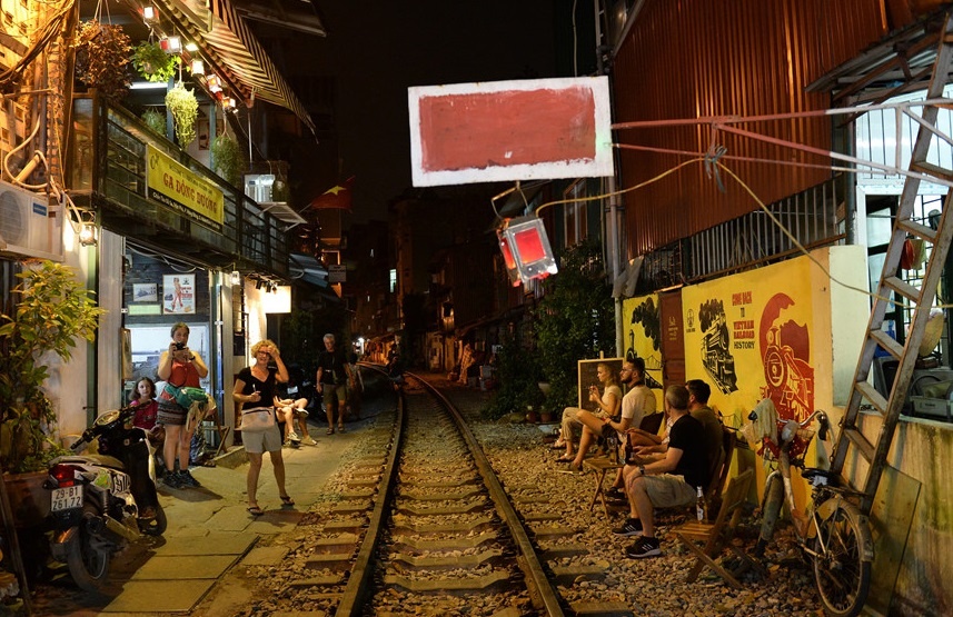 ca phe tren pho duong tau anh 31