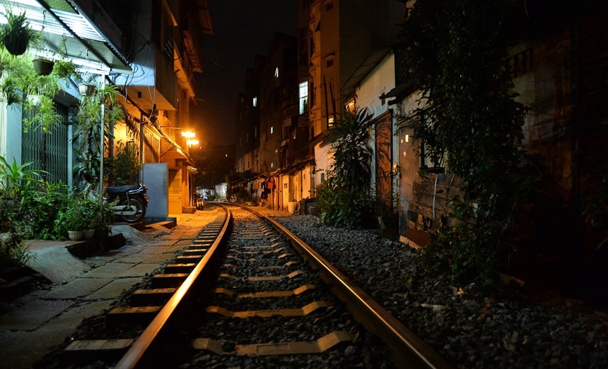 ca phe tren pho duong tau anh 36