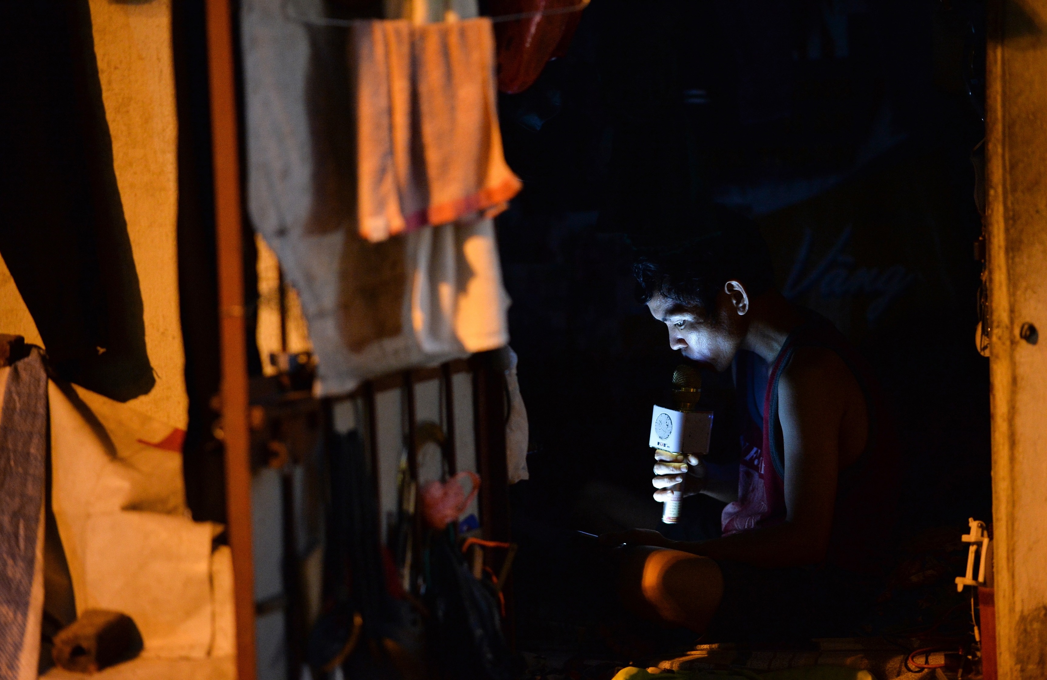 ca phe tren pho duong tau anh 37