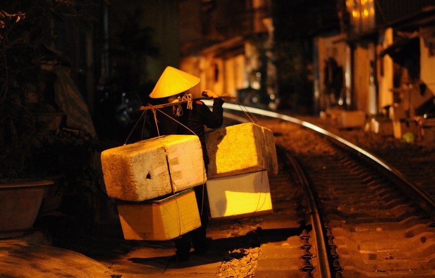 ca phe tren pho duong tau anh 38