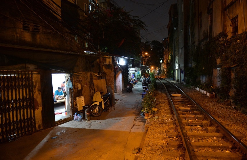 ca phe tren pho duong tau anh 39