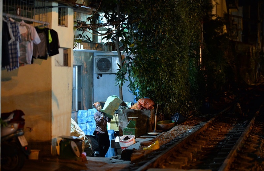 ca phe tren pho duong tau anh 41