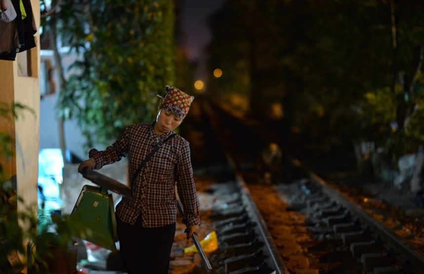 ca phe tren pho duong tau anh 42