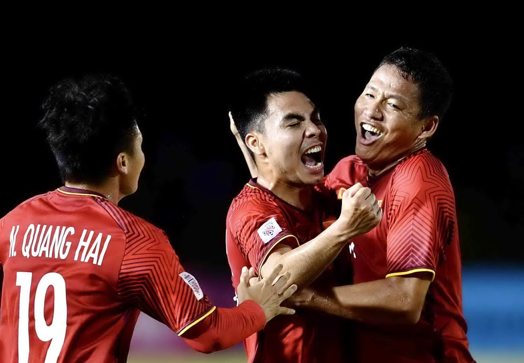 Nguoi ham mo do xo mua tour xem chung ket AFF Cup 2018 o Malaysia hinh anh