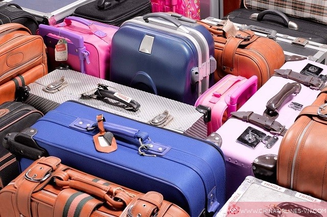 Vi sao hanh ly xach tay khi di may bay gioi han o 7 kg? hinh anh