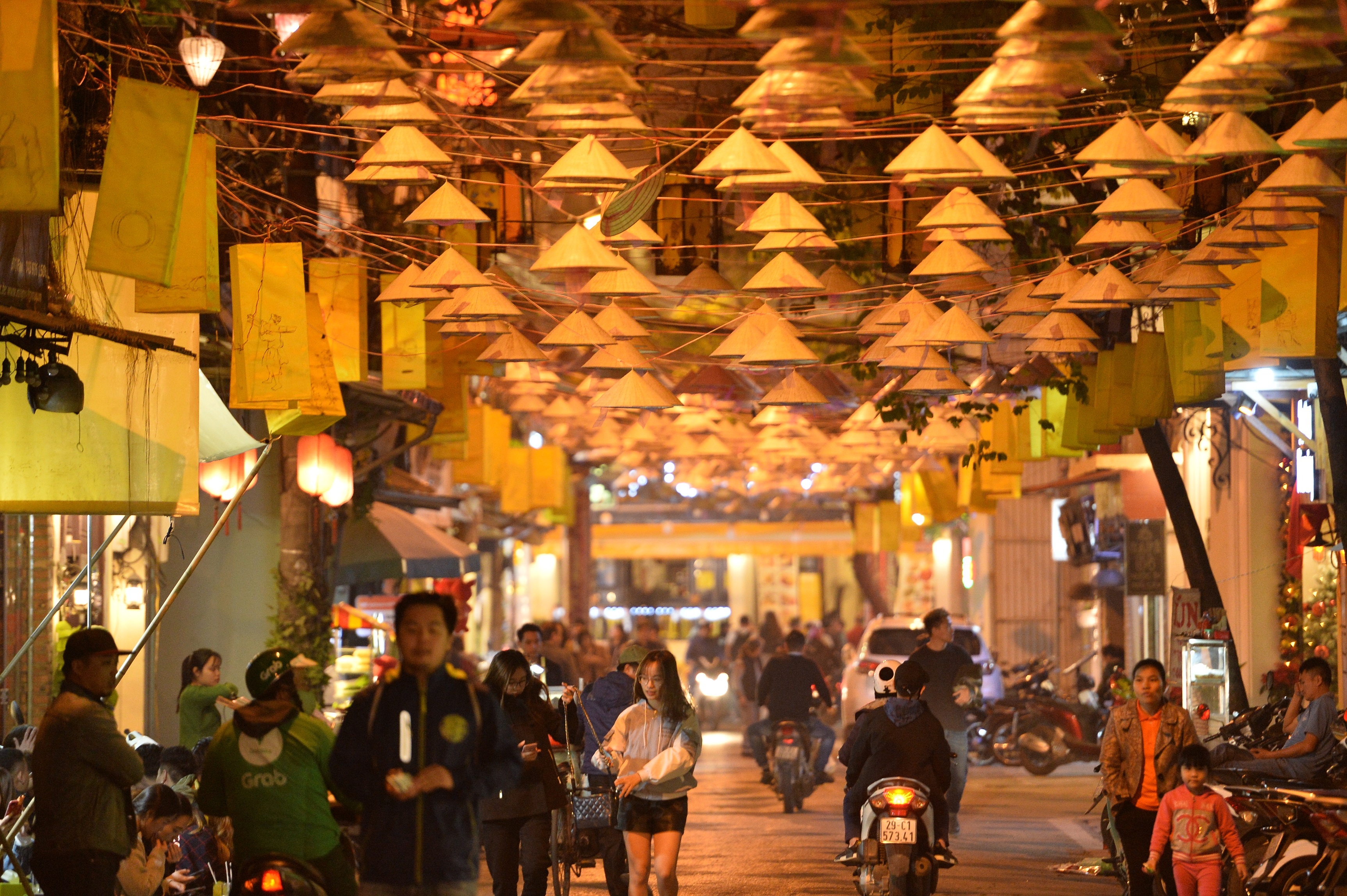 don Giang sinh tren pho Ha Noi anh 1