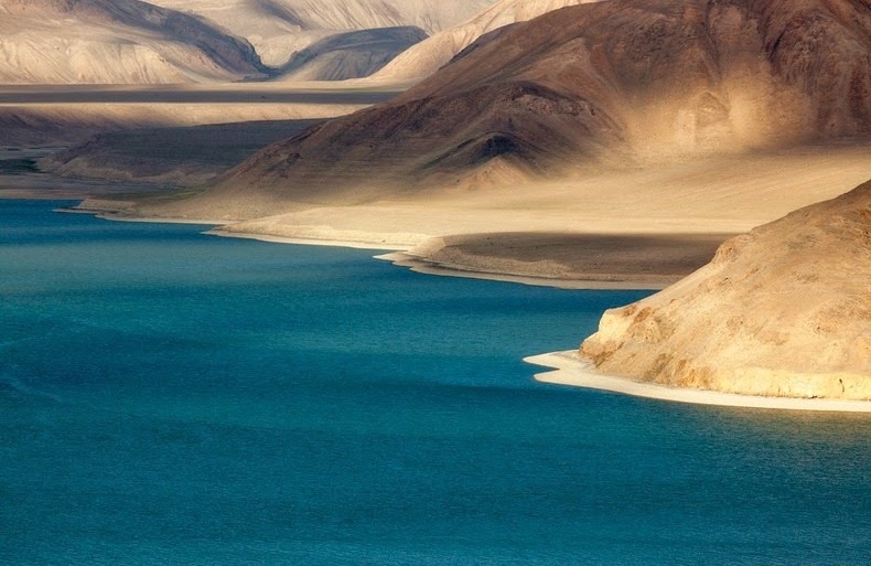 Ho nuoc man nhat the gioi khien tau thuyen khong the qua lai hinh anh