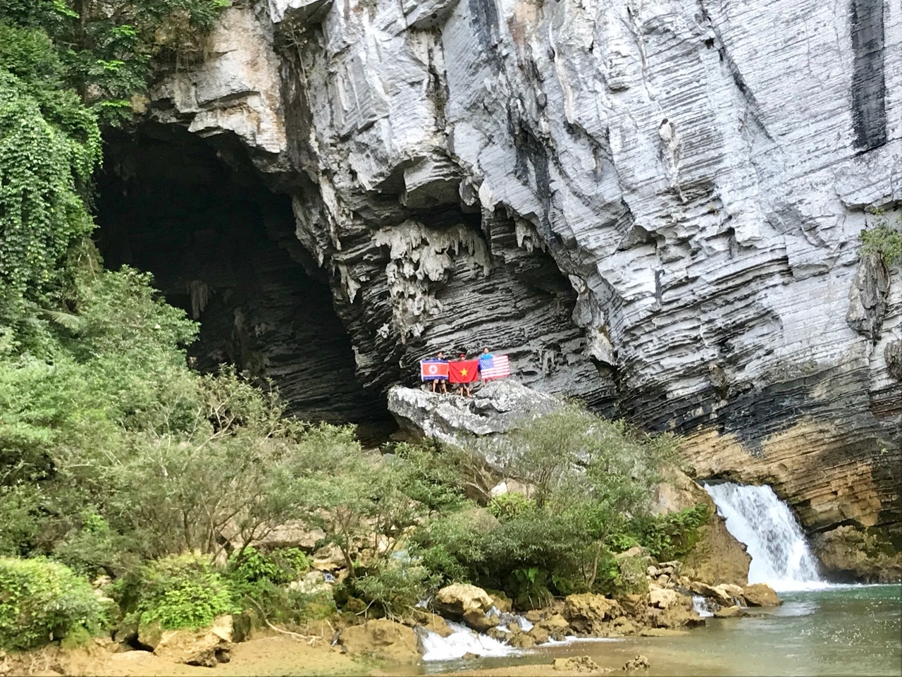 Treo co trong hang Son Doong anh 8