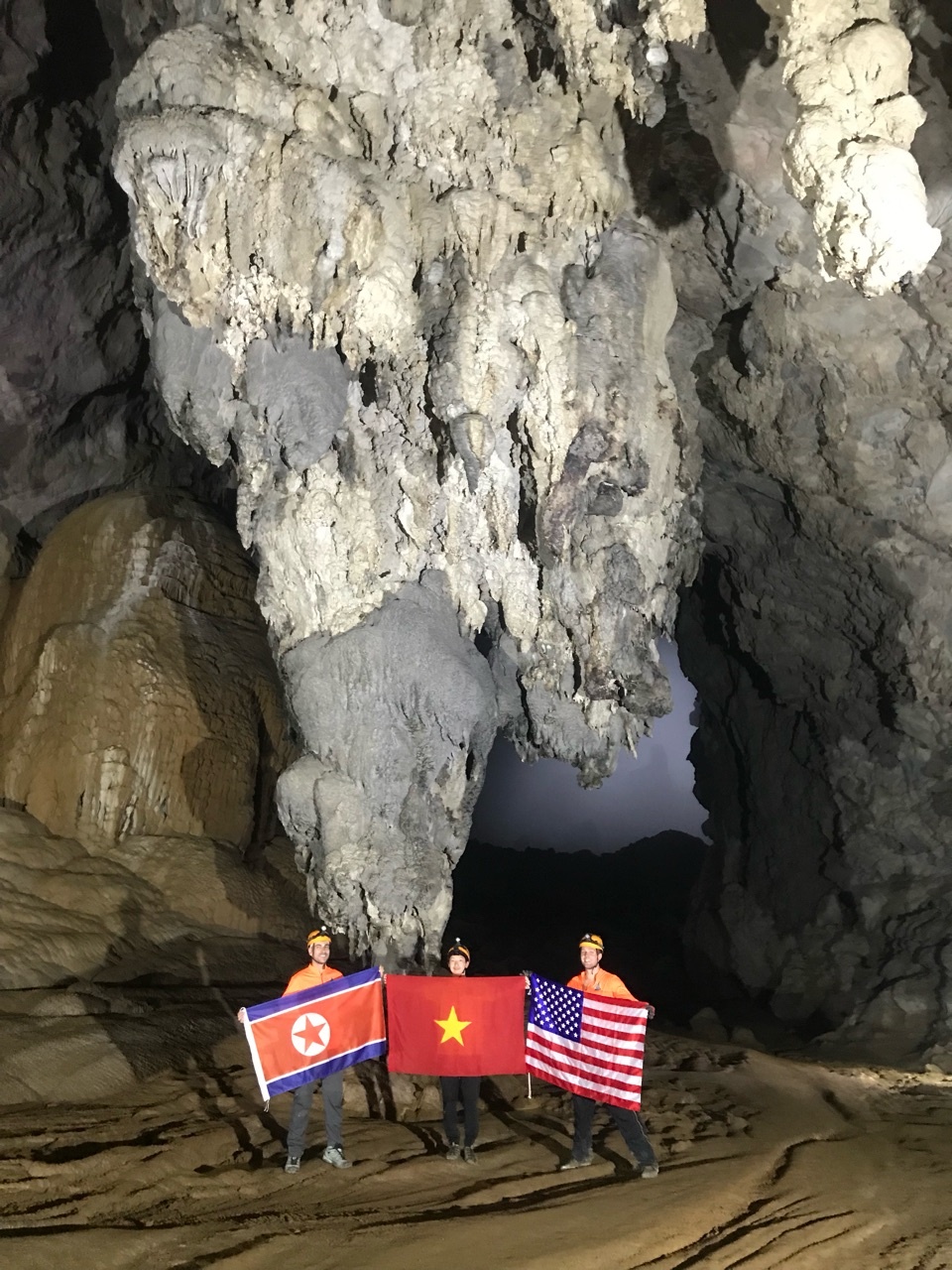 Treo co trong hang Son Doong anh 6