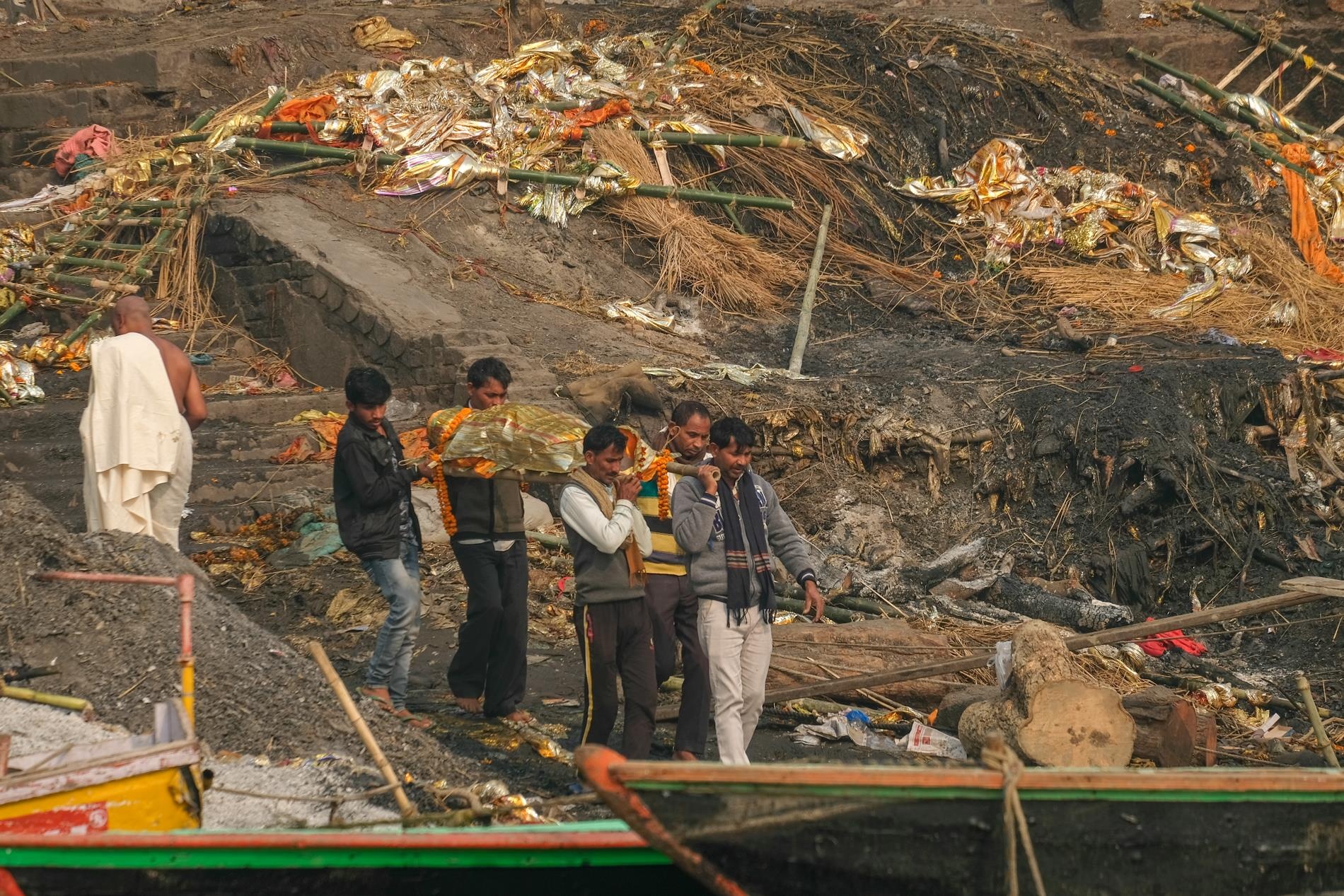 tuc hoa tang ben song Hang anh 4