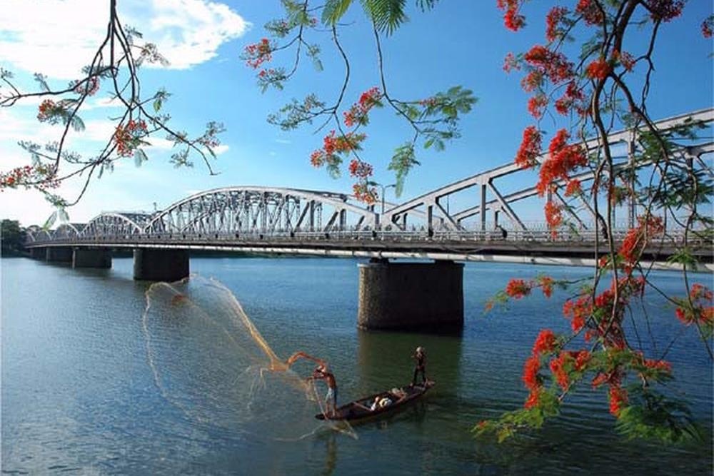 Co bao nhieu cay cau bac qua song Huong? hinh anh