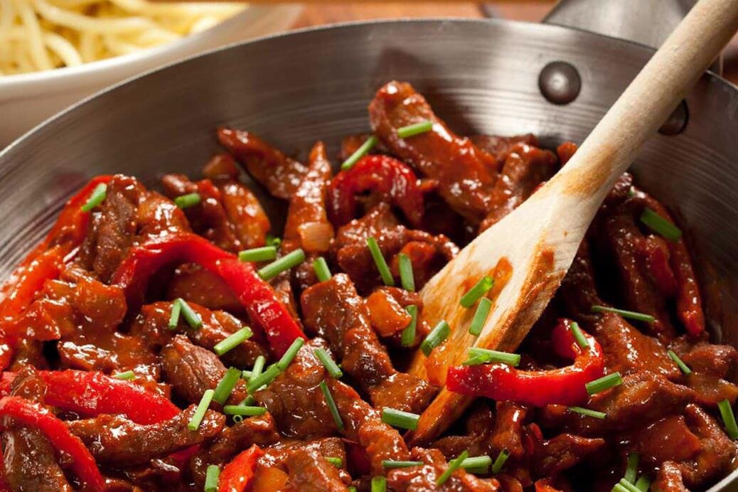 Doi bua cho gia dinh bang mon bo sot cay de lam hinh anh