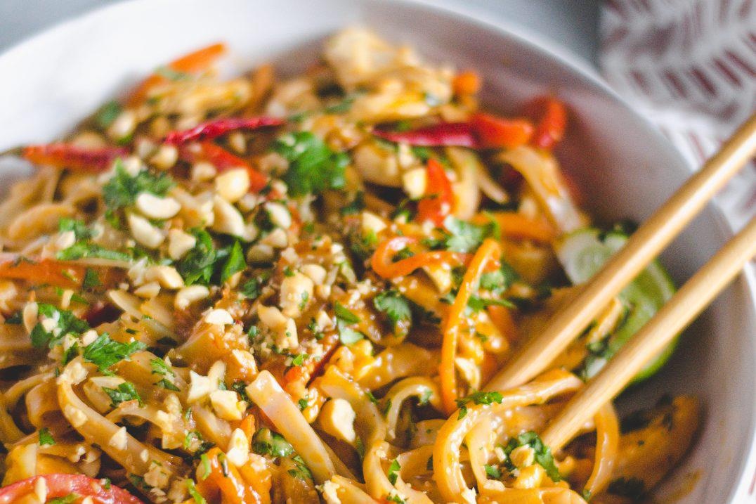 Doi bua cho gia dinh voi mon pad thai ga chuan vi Thai Lan hinh anh