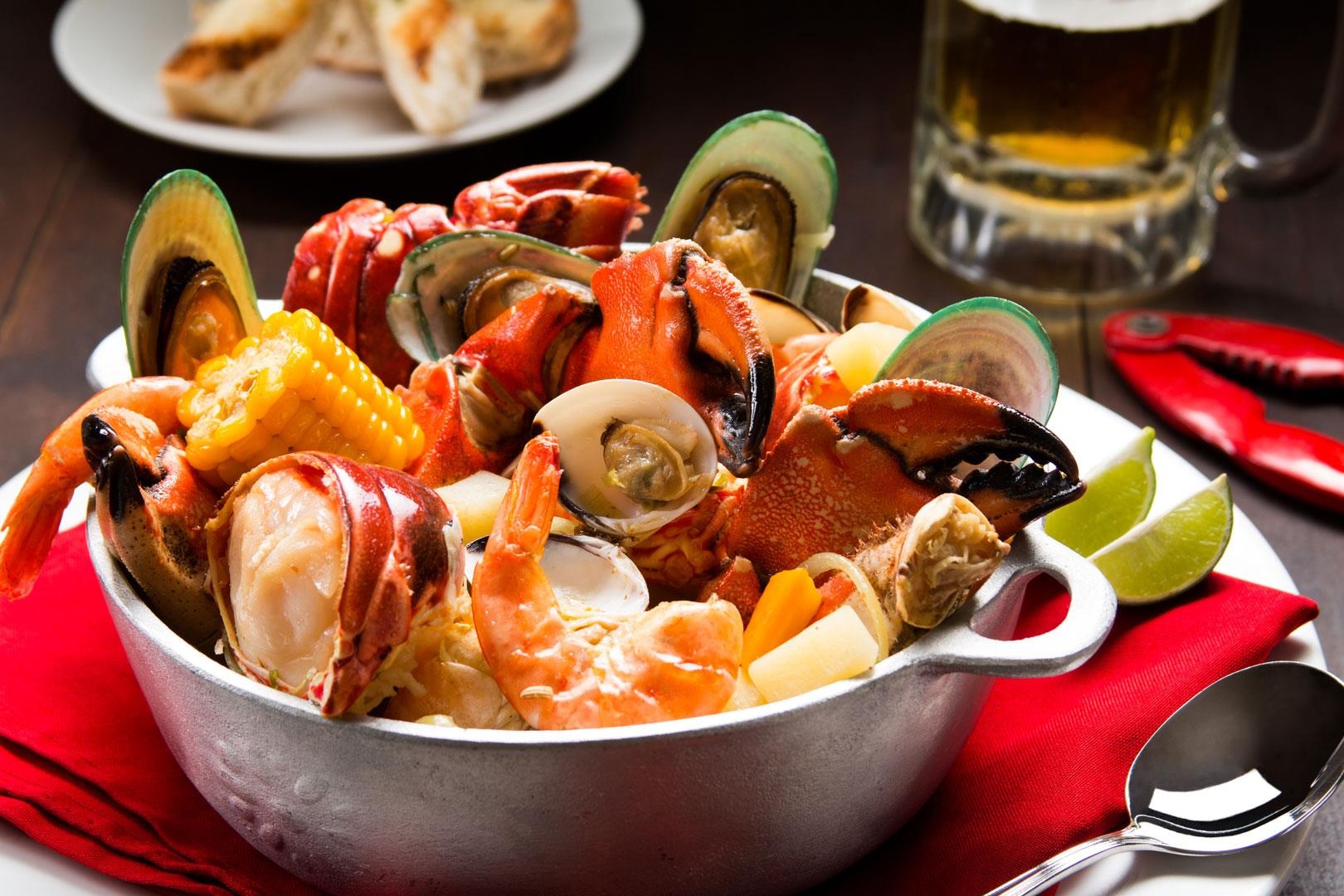 Doi bua cho gia dinh voi hai san sot thap cam trong ngay nghi le hinh anh