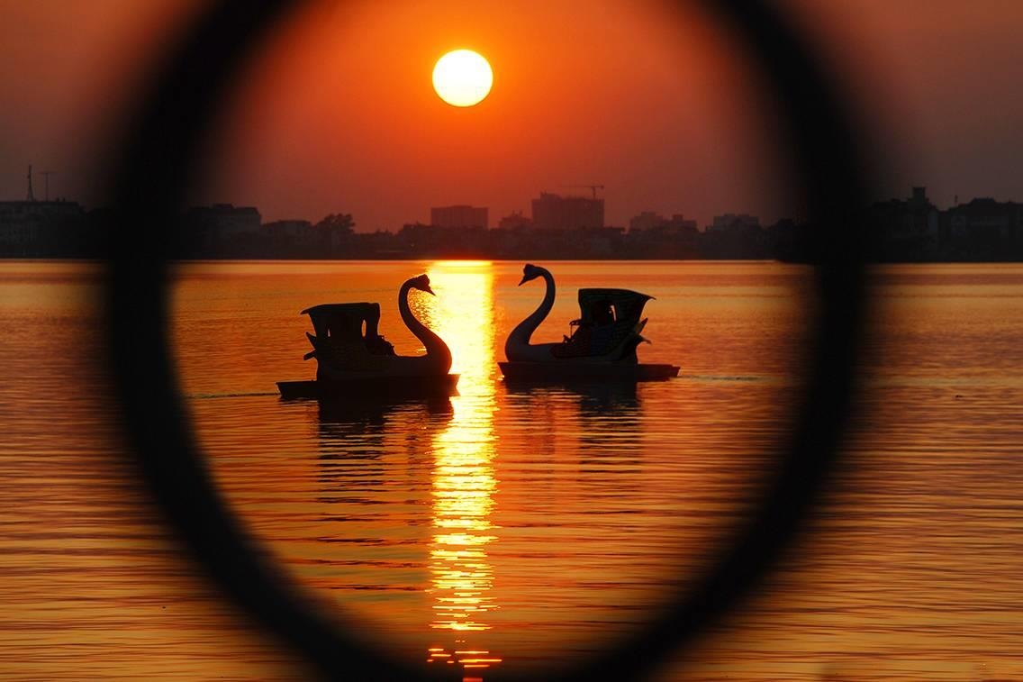 Ho Tay tho mong trong long Ha Noi hinh anh