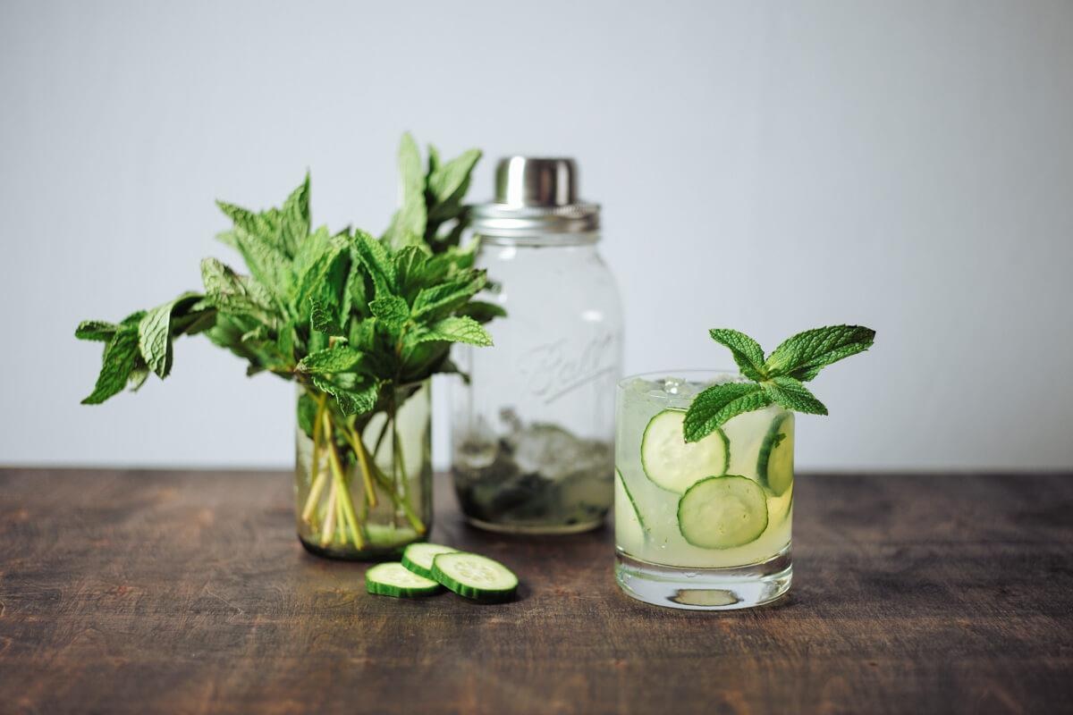 Tu lam cocktail dua chuot bac ha mat lanh de giai nhiet mua he hinh anh