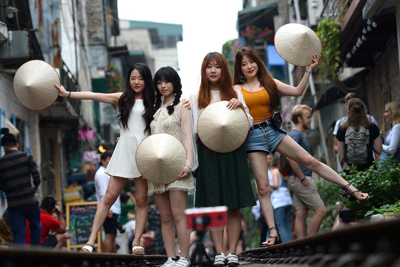 Gan 6 trieu luot khach quoc te den Viet Nam trong 4 thang dau nam 2019 hinh anh