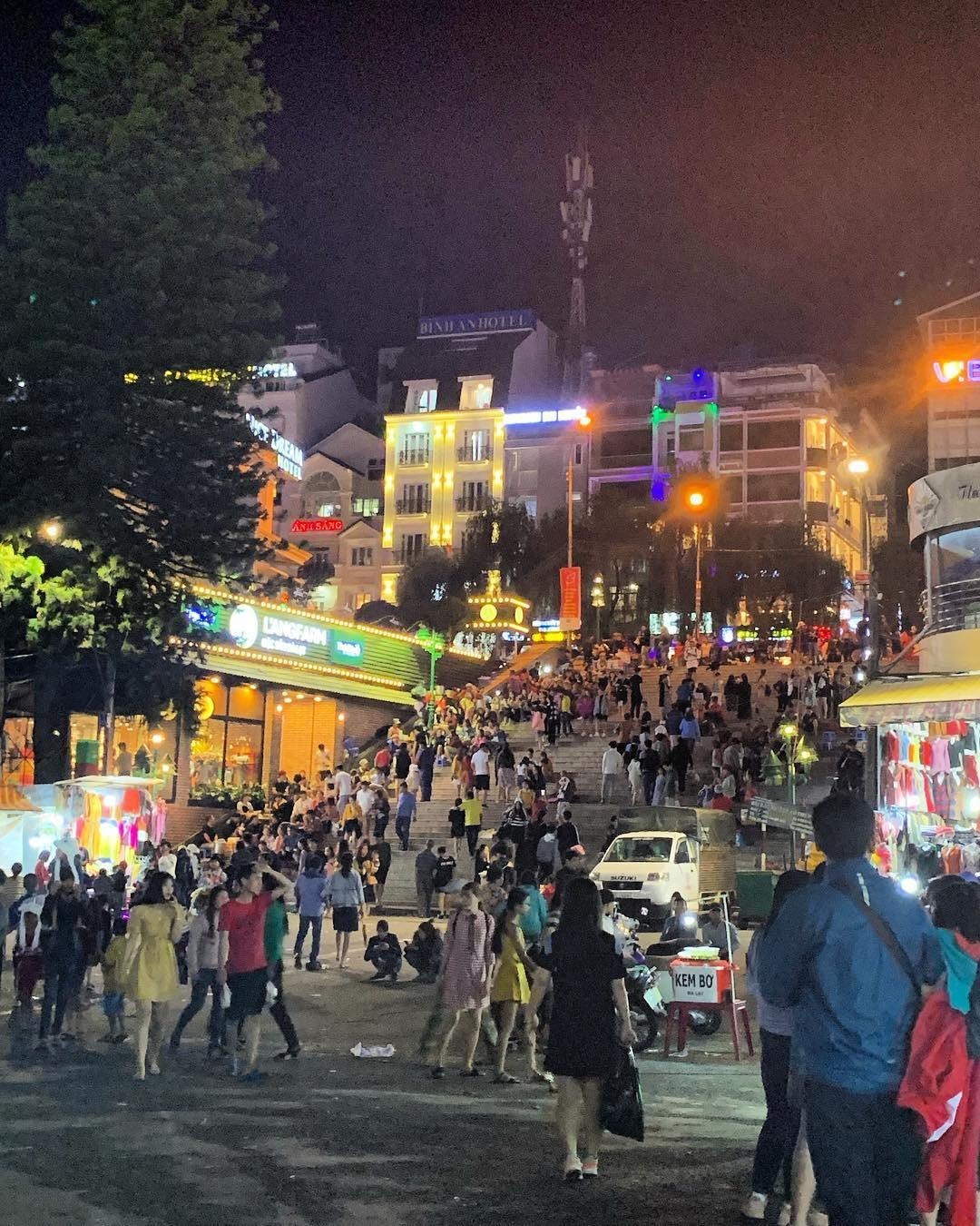 Du lich ngay le anh 9