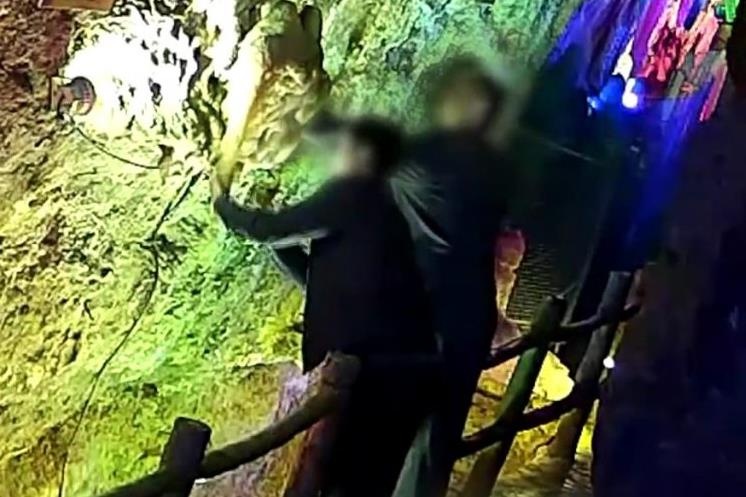 Du khach be mang da hang trieu nam tuoi lam ky niem hinh anh