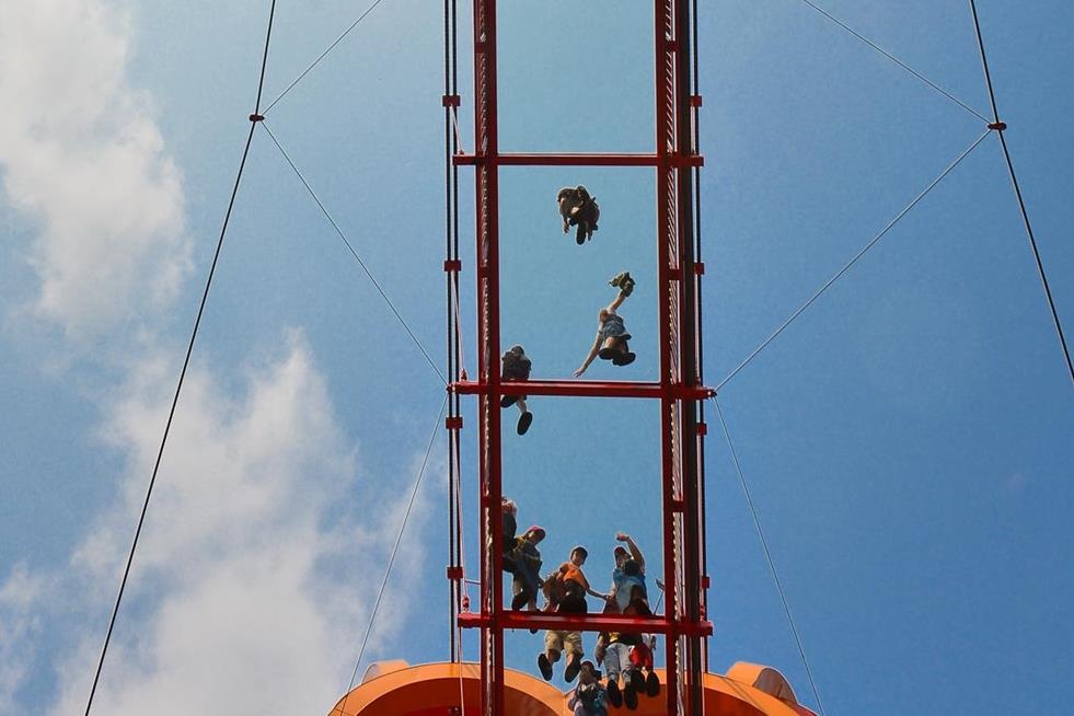 Tranh cai chuyen du khach nu mac vay tren cau kinh 5D Moc Chau hinh anh