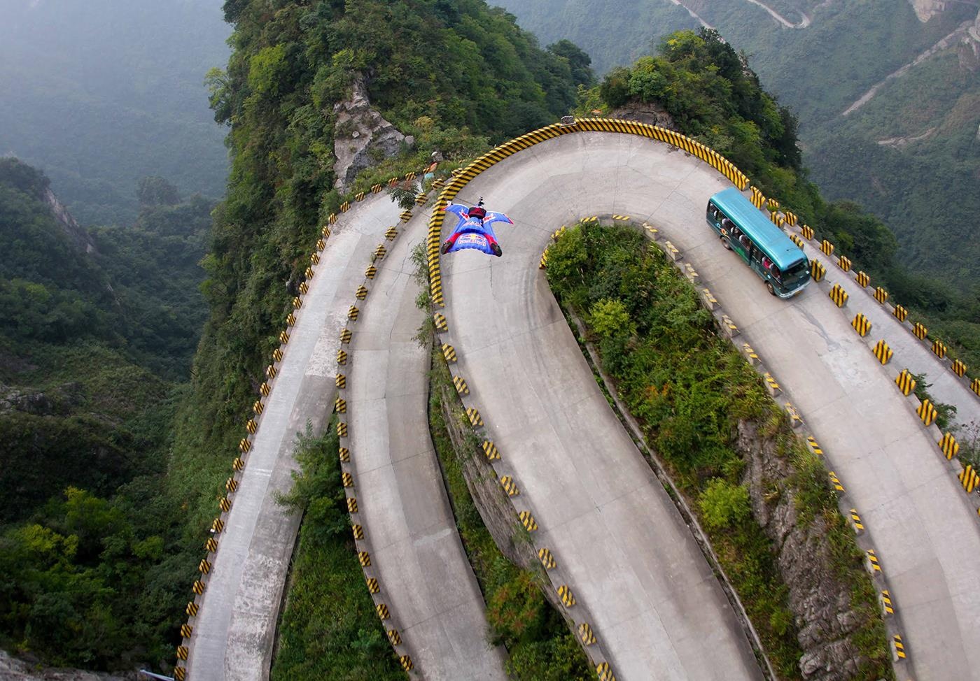 Di cap treo dai 7.500 m va leo 999 bac thang de den cong troi hinh anh