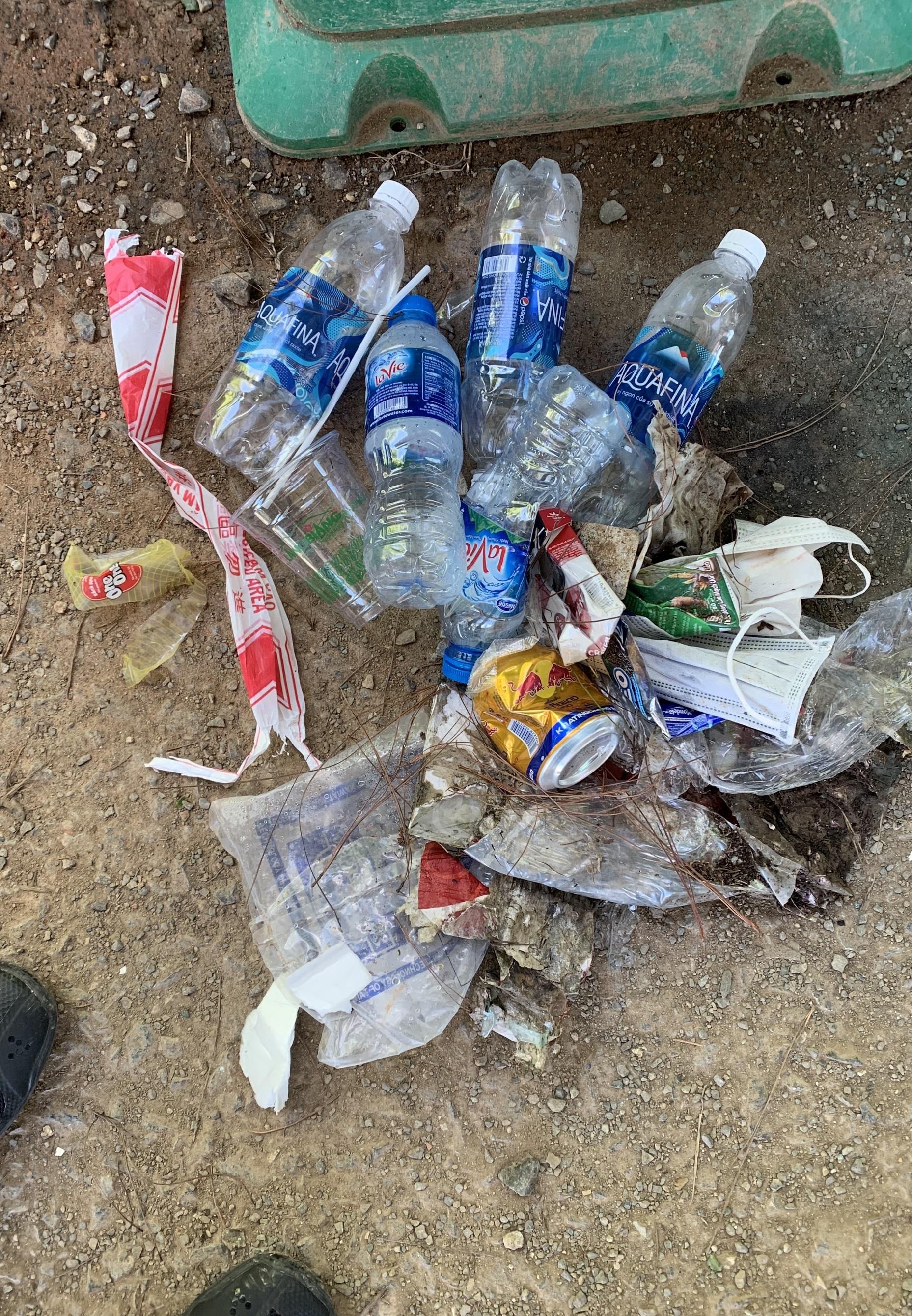 rác trên đồi Thiên Phúc Đức ảnh 2 rac tren doi Thien Phuc Duc anh 2