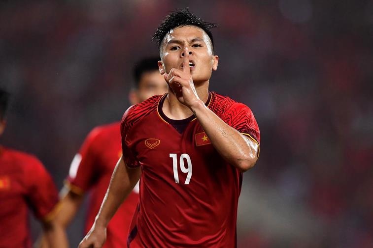 Di xem chung ket King's Cup 2019, co vu tuyen Viet Nam het bao nhieu? hinh anh