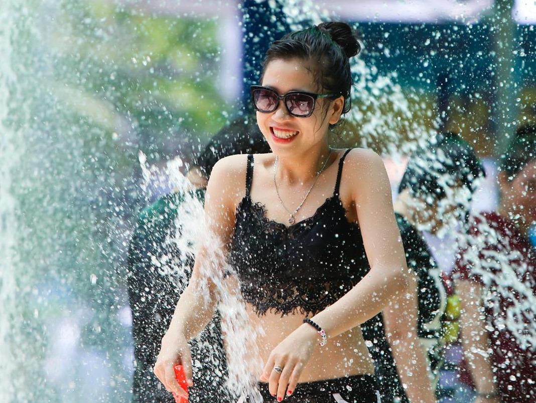 Loat cong vien nuoc quanh Ha Noi, TP.HCM xua tan nang nong ngay he hinh anh