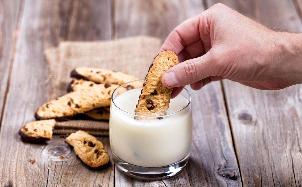 Vi sao nhieu nguoi thich an banh quy cham sua? hinh anh