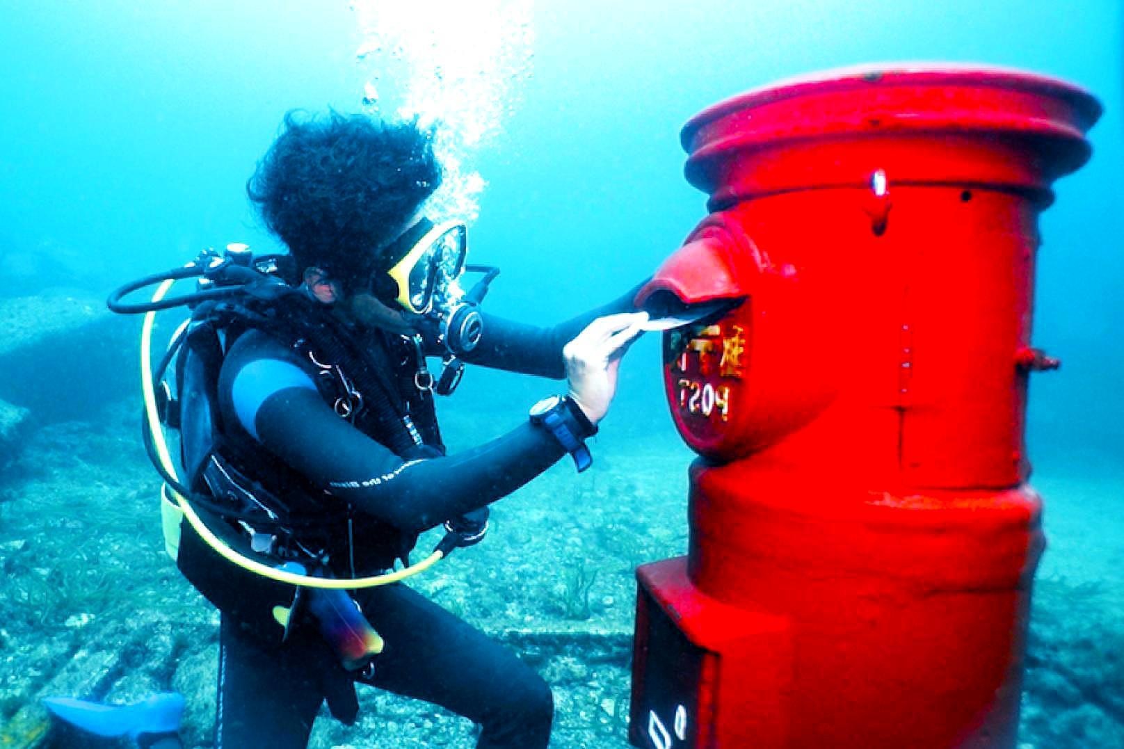 Hom thu duoi day bien nhan hang tram buu thiep moi ngay o Nhat Ban hinh anh