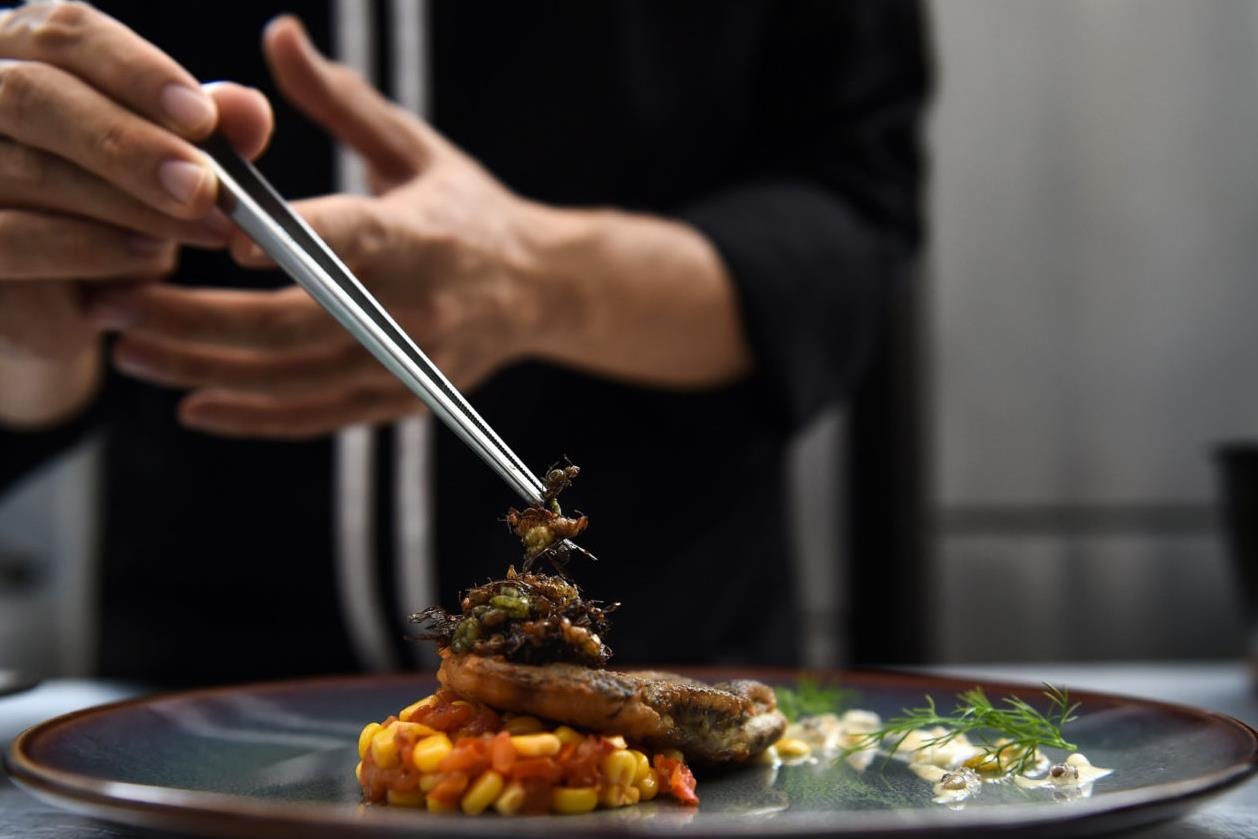 Con trung thanh mon an chu dao trong nha hang hang sang o Thai Lan hinh anh