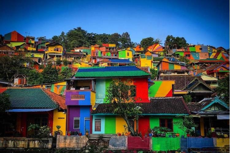 Lang Cau Vong o Indonesia hut gioi tre check-in ran ran hinh anh